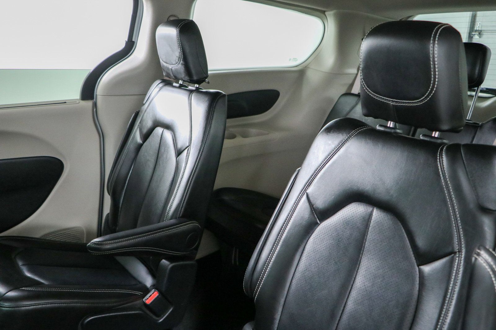 Used 2024 Chrysler Pacifica Touring-L FWD image 24