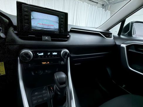 Certified 2021 Toyota RAV4 LE image 21