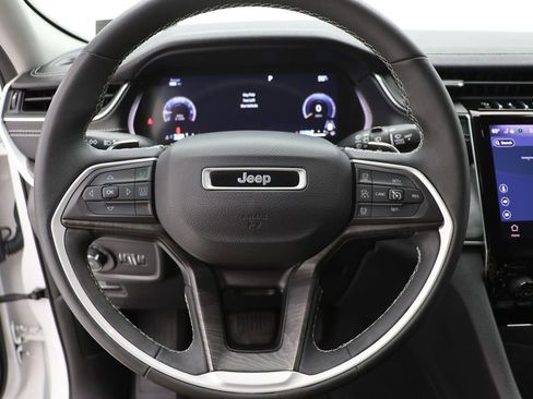 Used 2023 Jeep Grand Cherokee Limited w/ Black Appearance Package image 17