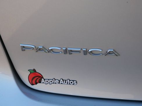 Used 2024 Chrysler Pacifica Touring-L FWD image 8