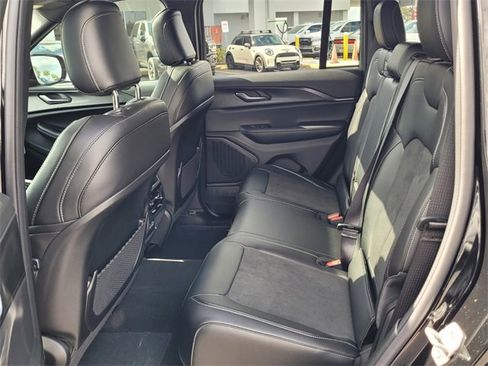 Used 2025 Jeep Grand Cherokee Altitude image 11