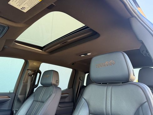 Used 2022 Chevrolet Silverado 1500 High Country w/ High Country Premium Package AWD/4WD image 19