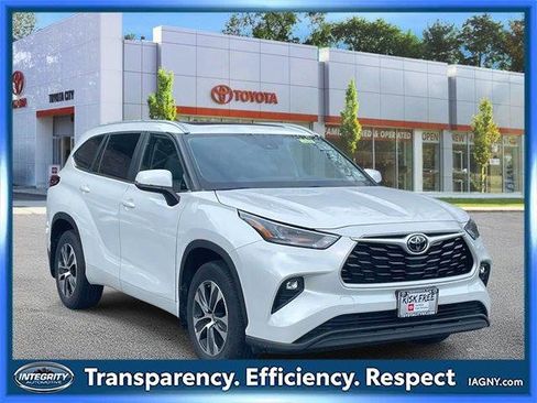 Certified 2023 Toyota Highlander XLE image 1