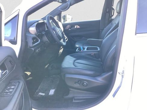 New 2026 Chrysler Pacifica Select image 10