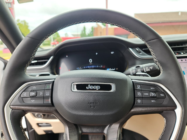 Used 2023 Jeep Grand Cherokee L Limited AWD/4WD image 19