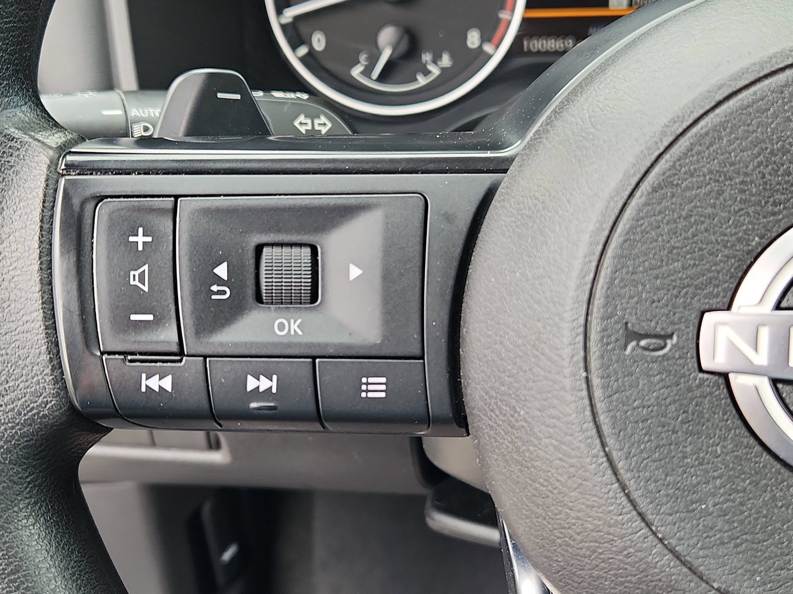 Used 2023 Nissan Rogue S AWD/4WD image 19