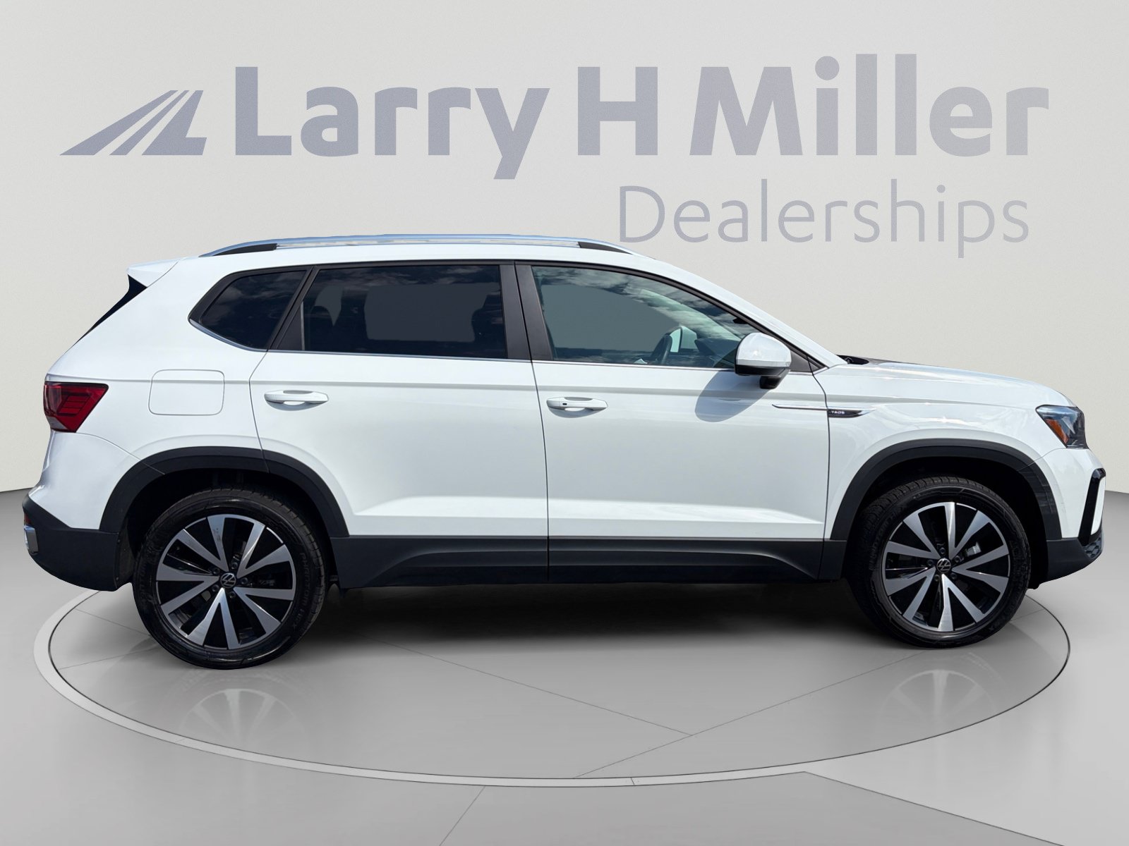Used 2023 Volkswagen Taos SE w/ Panoramic Sunroof Package AWD/4WD image 6