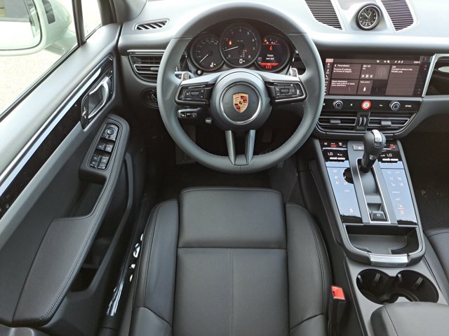 Used 2026 Porsche Macan AWD/4WD image 17