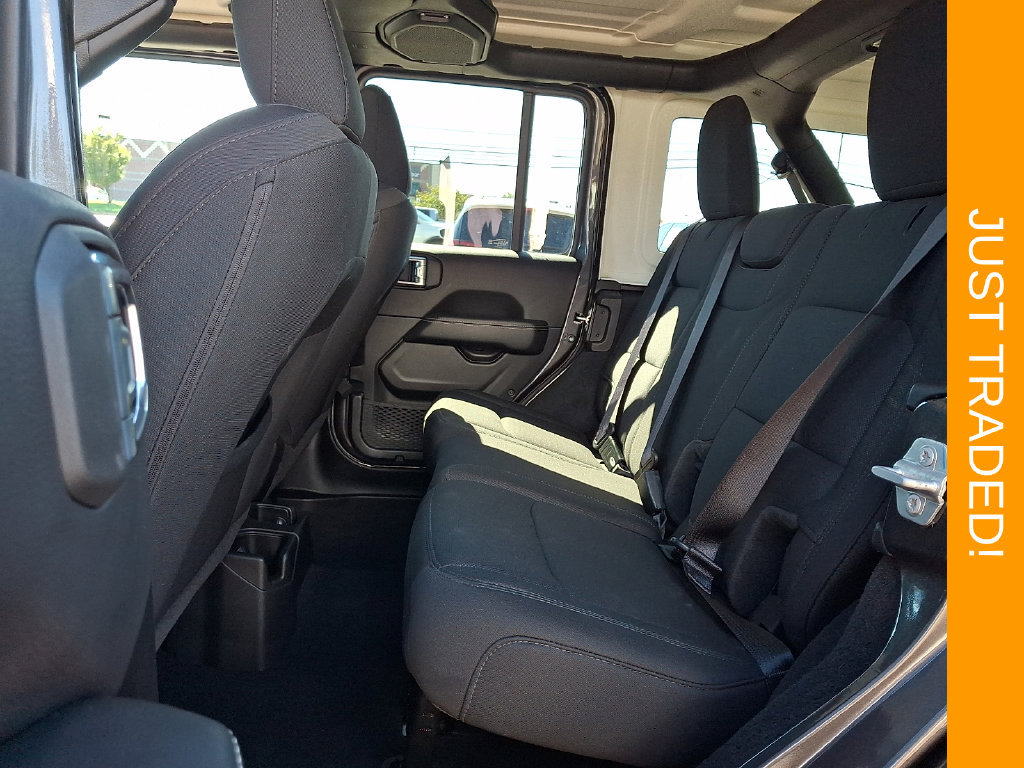 Used 2022 Jeep Wrangler Unlimited Sahara w/ Cold Weather Group AWD/4WD image 10
