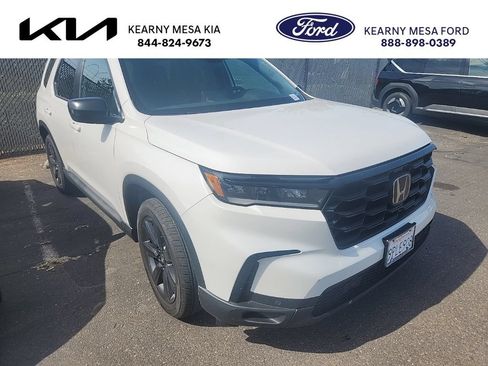 Used 2025 Honda Pilot Sport image 1