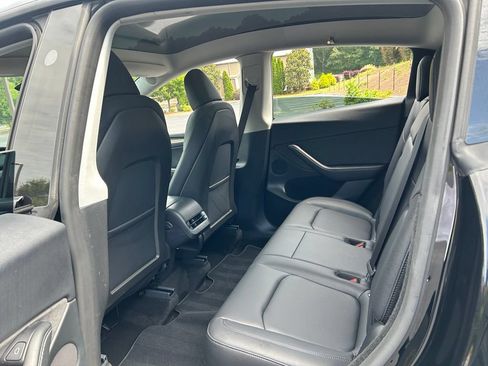 Used 2024 Tesla Model Y 2WD image 45