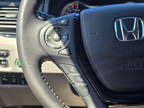 Used 2018 Honda Pilot Touring image 19