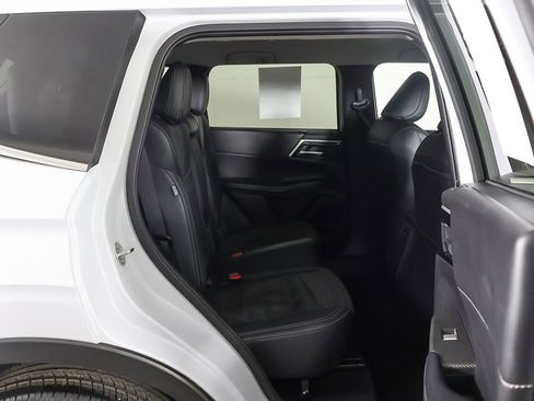 Used 2024 Mitsubishi Outlander SE image 32