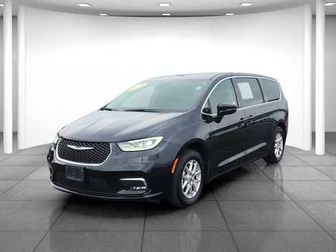 Used 2024 Chrysler Pacifica Touring-L FWD image 3