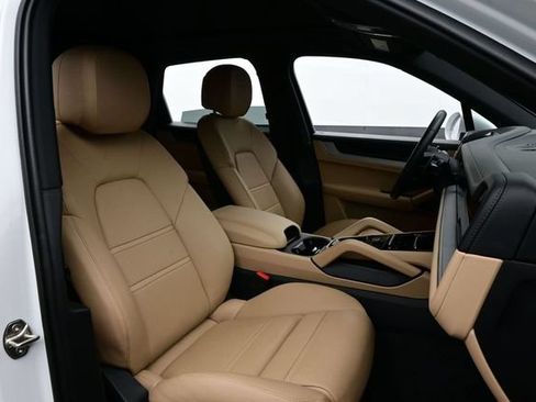 Certified 2025 Porsche Cayenne AWD/4WD image 16