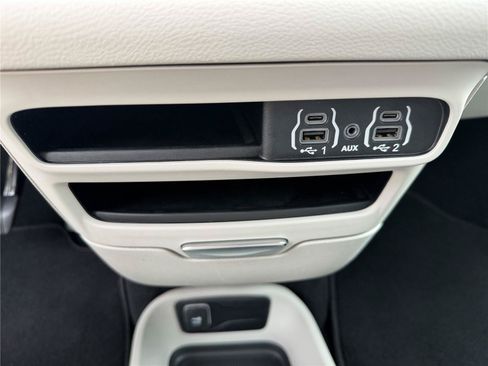 Used 2023 Chrysler Pacifica Touring-L FWD image 11