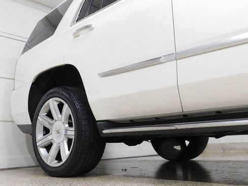 Used 2015 Cadillac Escalade Luxury image 10