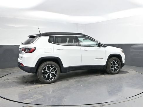 Used 2025 Jeep Compass Limited AWD/4WD image 2