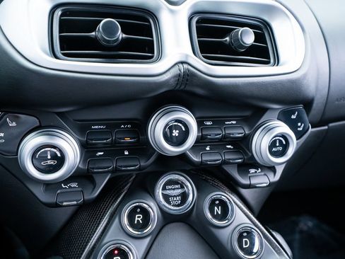 Used 2019 Aston Martin V8 Vantage Coupe RWD image 36