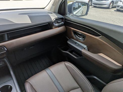 Used 2025 Honda Pilot Elite image 16