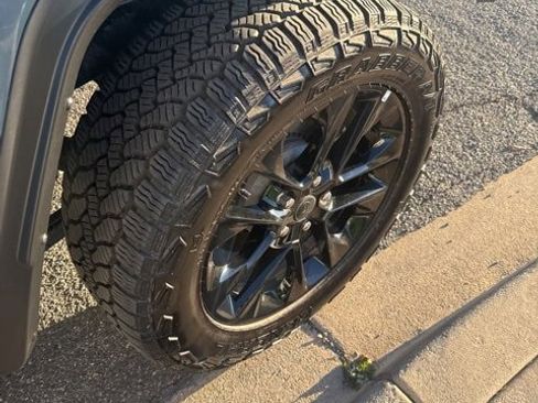 Used 2025 Jeep Gladiator Sport image 4