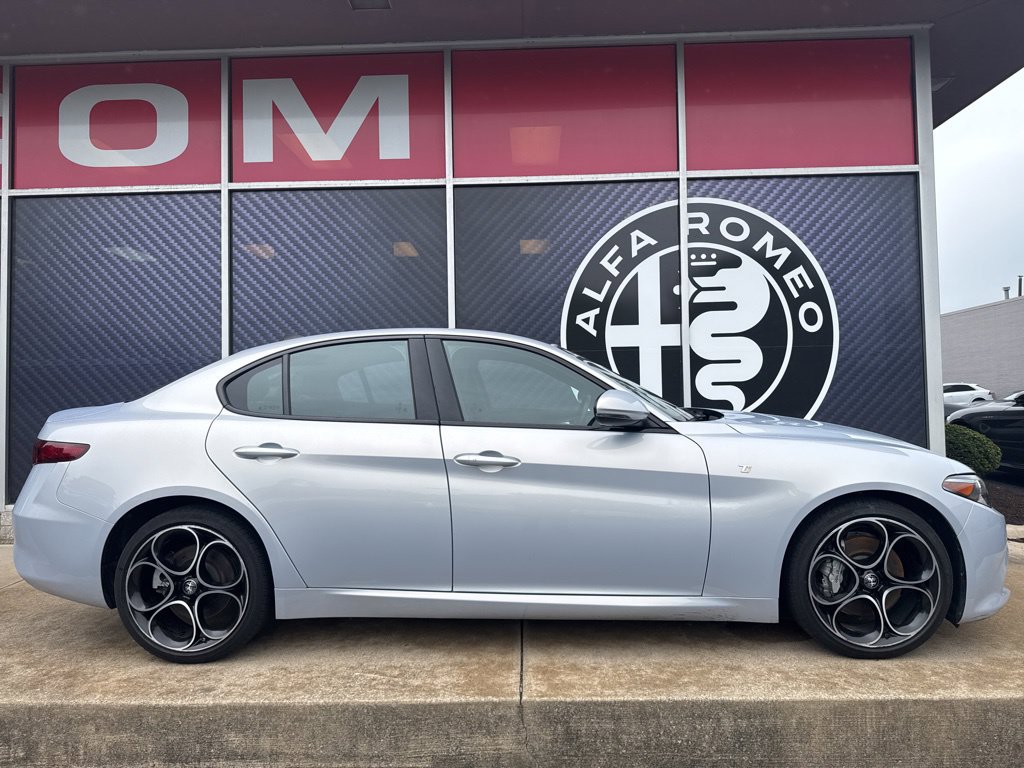 Used 2023 Alfa Romeo Giulia Ti AWD/4WD image 4
