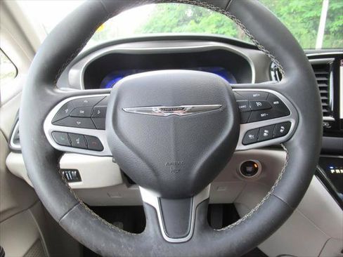 Certified 2023 Chrysler Pacifica Touring-L FWD image 22