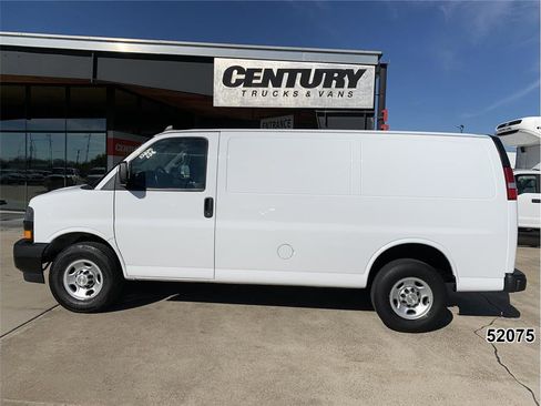 Used 2022 Chevrolet Express 2500 w/ Driver Convenience Package image 4