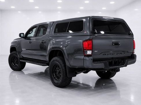 Used 2017 Toyota Tacoma TRD Sport w/ Premium & Technology Package AWD/4WD image 3