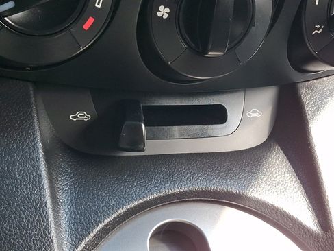 Used 2014 MAZDA MAZDA2 Sport FWD image 26