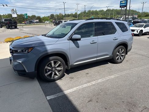 Used 2025 Honda Pilot Elite image 3