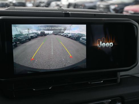 Used 2025 Jeep Wrangler Sahara image 14