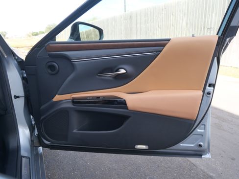 Used 2025 Lexus ES 300h w/ Premium Package image 13