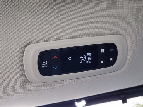 Used 2024 Chrysler Pacifica Touring-L FWD image 30