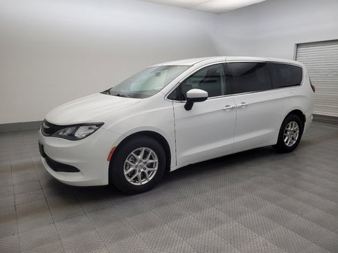 Used 2022 Chrysler Voyager LX FWD image 2
