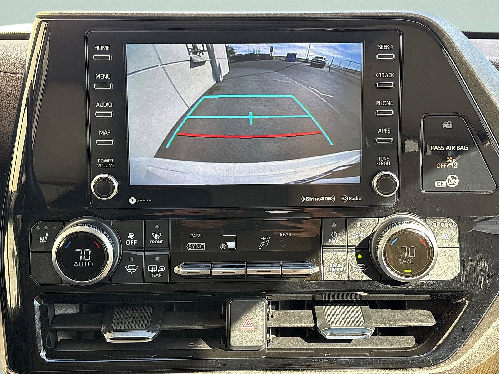 Used 2022 Toyota Highlander XLE AWD/4WD image 23