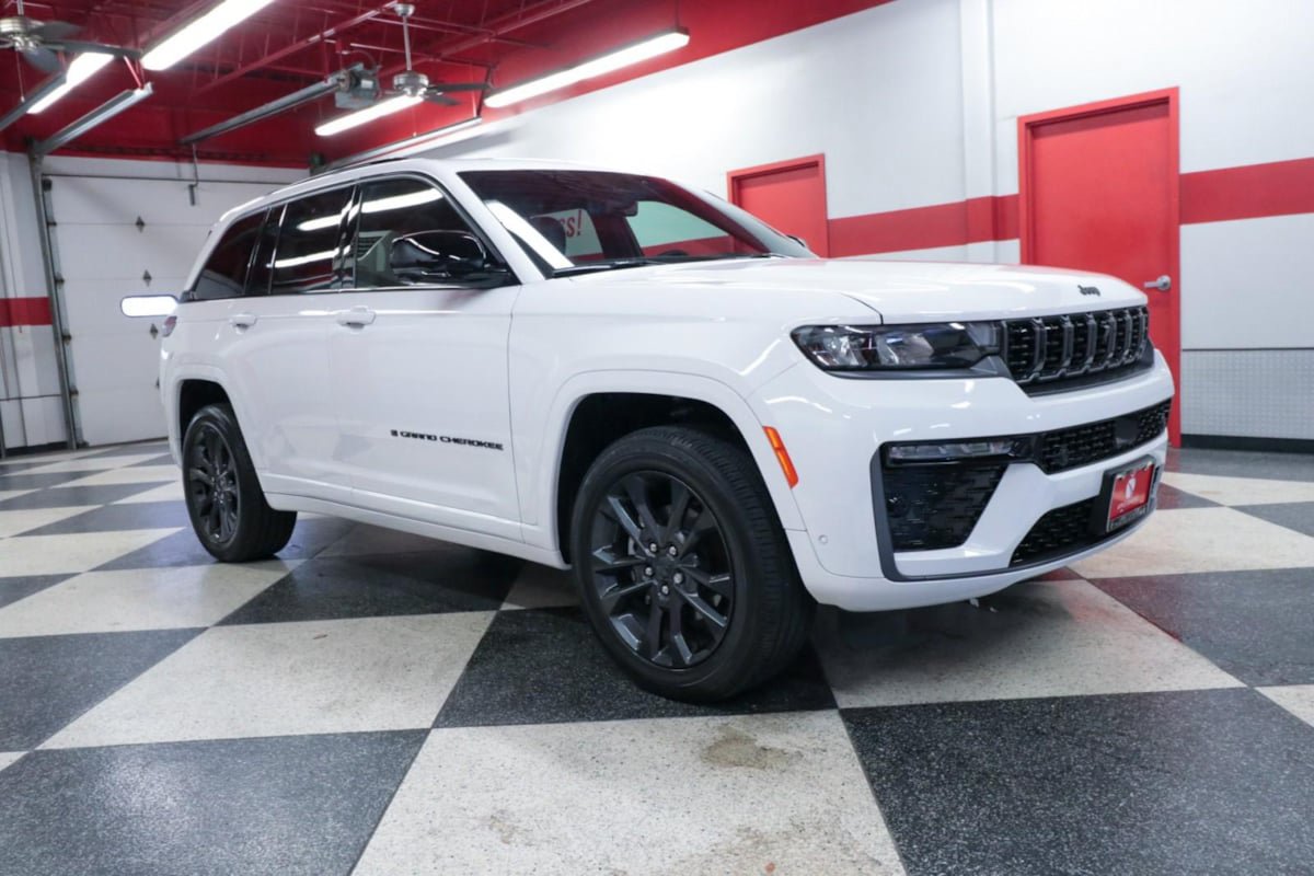 Used 2026 Jeep Grand Cherokee Limited AWD/4WD image 2