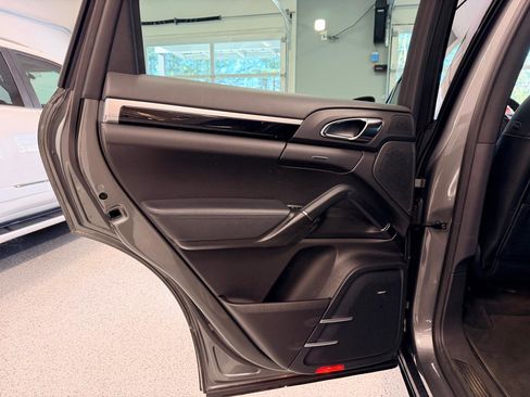 Used 2014 Porsche Cayenne S image 21