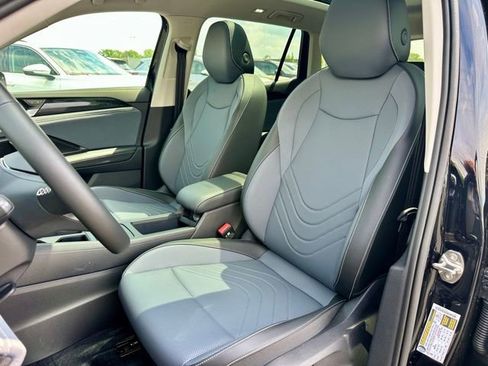 New 2026 Volkswagen Tiguan SE FWD image 13