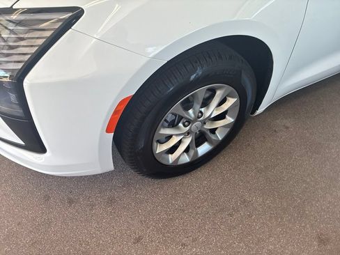 New 2027 Chrysler Pacifica Select AWD/4WD image 4