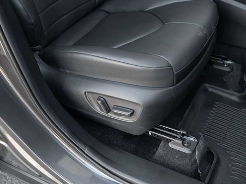 Used 2024 Toyota Highlander XLE AWD/4WD image 49