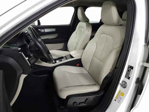 Used 2021 Volvo XC40 T5 Momentum image 15