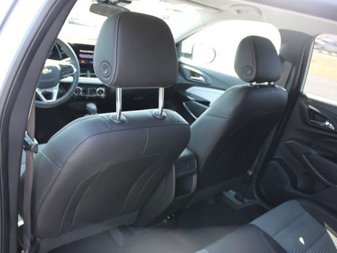 Used 2025 Chevrolet Trax LT w/ LT Convenience Package image 24