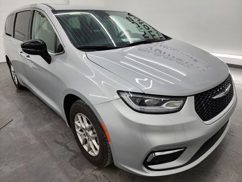 Used 2024 Chrysler Pacifica Touring-L image 2