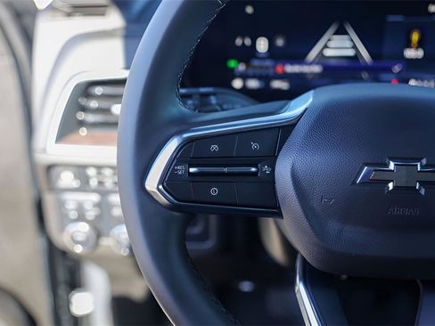 Used 2025 Chevrolet Suburban Z71 image 14