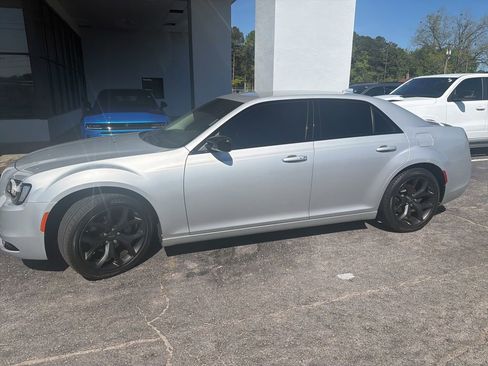 Used 2022 Chrysler 300 Touring RWD image 8