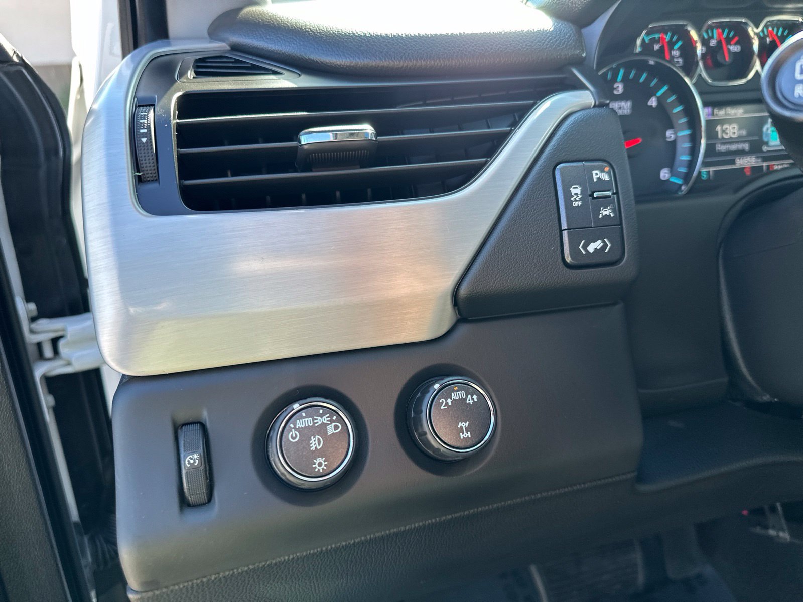 Used 2018 GMC Yukon SLT w/ Open Road Package AWD/4WD image 15