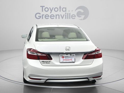 Used 2017 Honda Accord EX-L image 10