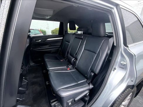 Used 2014 Toyota Highlander XLE image 19