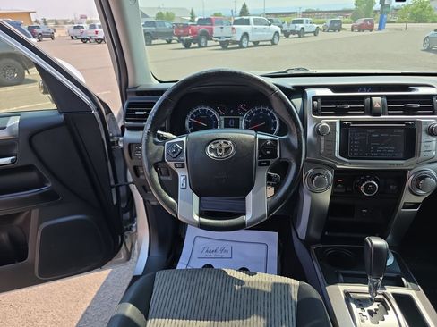 Used 2017 Toyota 4Runner SR5 AWD/4WD image 14